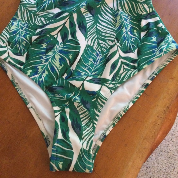 Cupshe- NWT Green/ Blue Floral Swimsuit. Size S - Picture 4 of 8